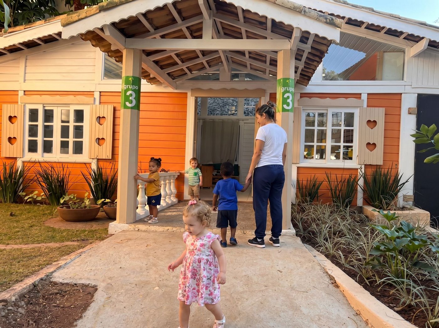 Fachada laranja com porta de madeira